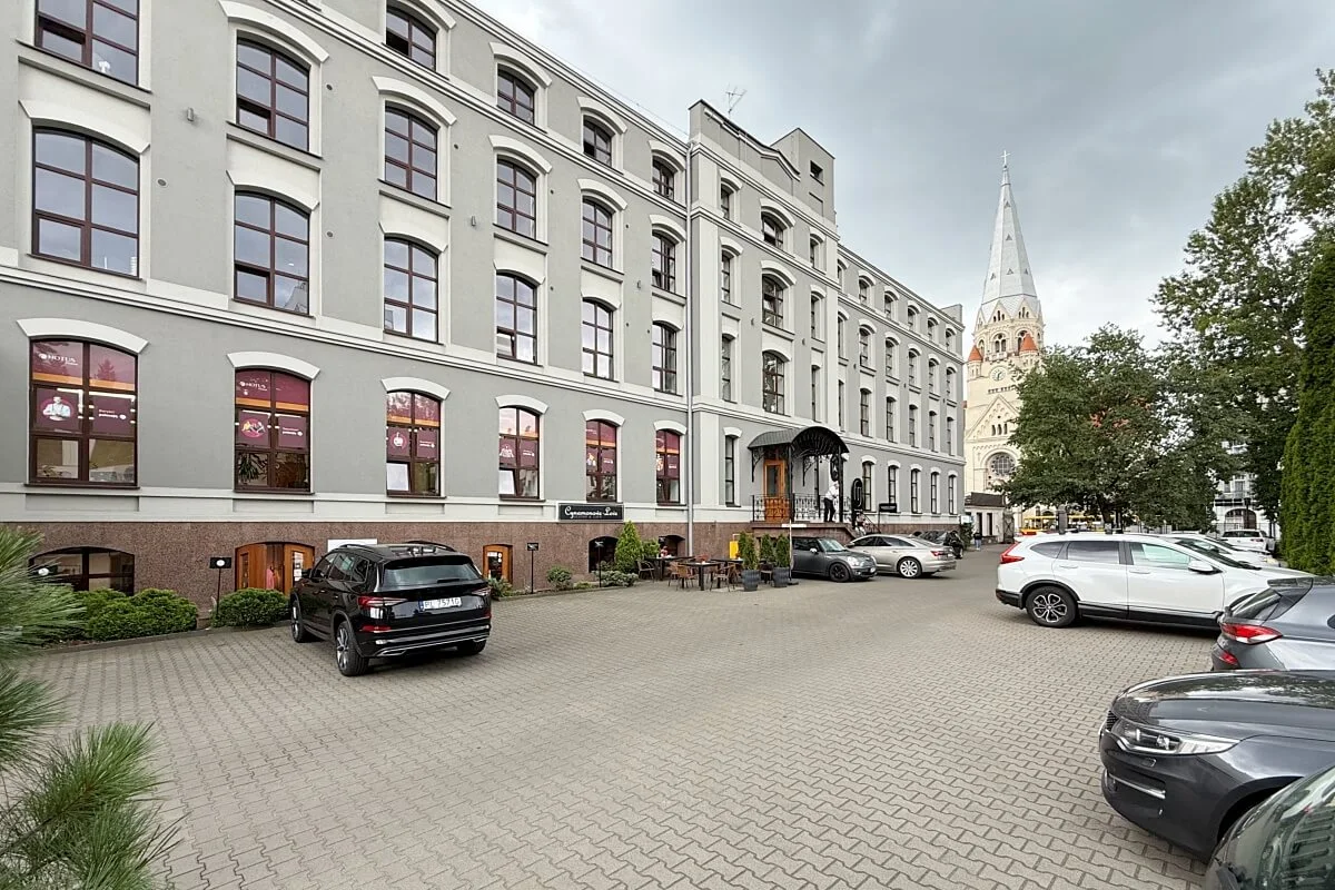 Budynek i parking