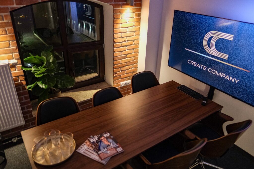 Sala konferencyjna — ceglana ściana i okno