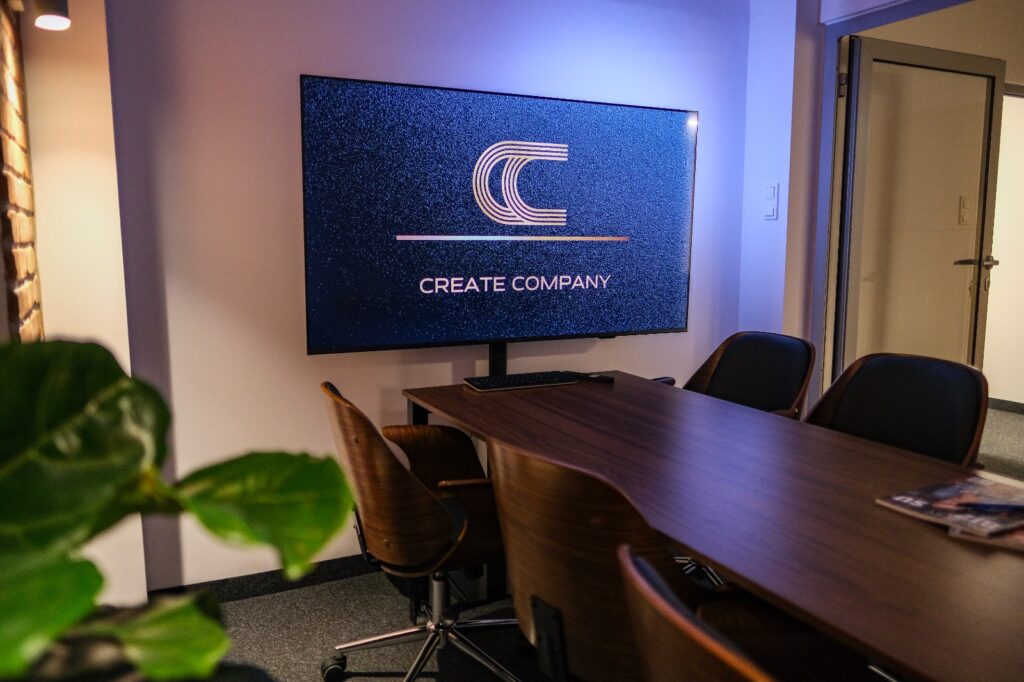 Sala konferencyjna z ekranem